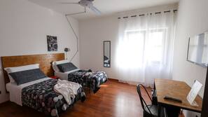Premium bedding, minibar, desk, free WiFi