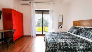 Premium bedding, minibar, desk, free WiFi