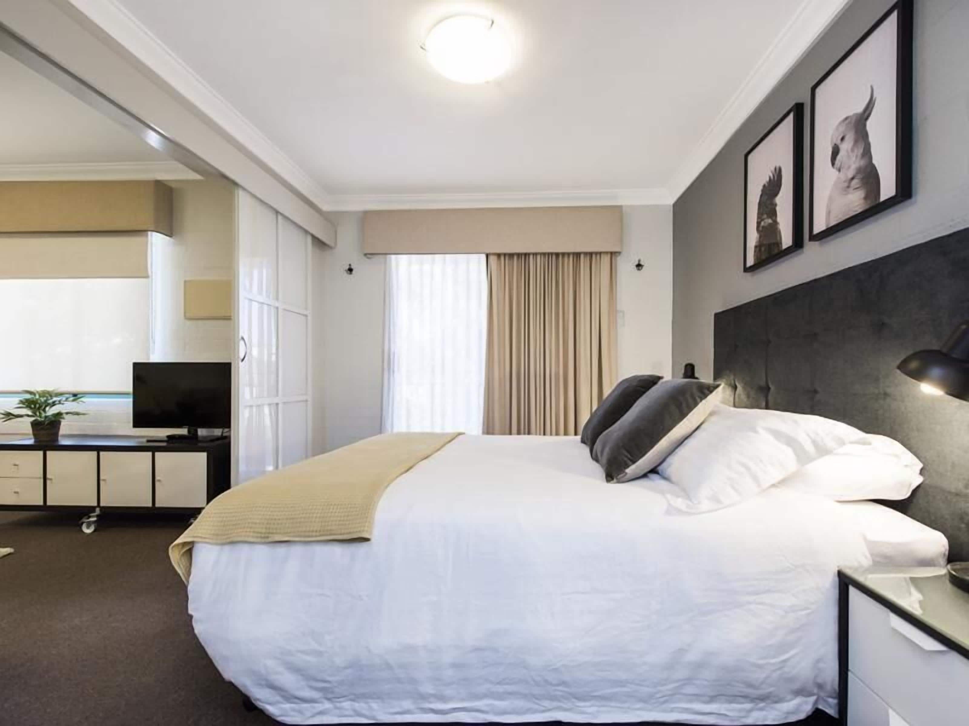 Subiaco Village With Pool, BBQ & spa - Free Parking and Wifi - one Bedroom