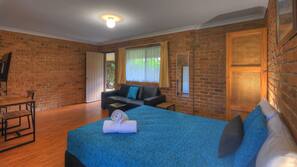 Premium bedding, desk, iron/ironing board, free WiFi