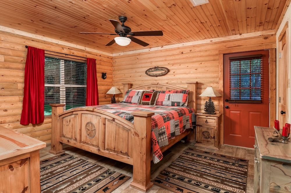 Luxury Log Cabin in the Premier ResortHolly Lake Ranch Holly Lake