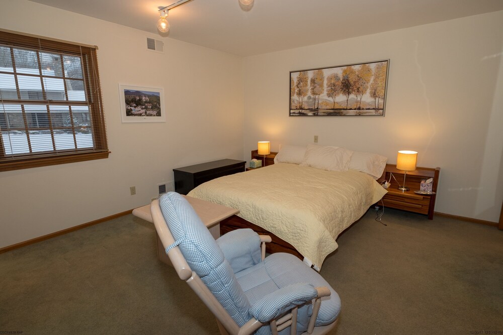 Darien Family Home with Bedroom/Nursery sleeps 12 & easy 50 min