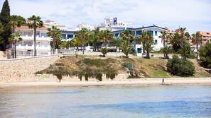 Ubicación cercana a la playa y arena blanca