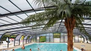 Inomhuspool, parasoller och solstolar