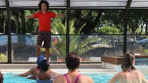 Inomhuspool, parasoller och solstolar