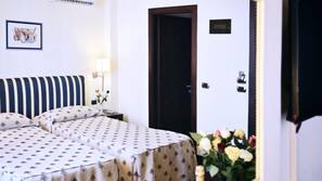 Minibar, una cassaforte in camera, una scrivania, ferro/asse da stiro