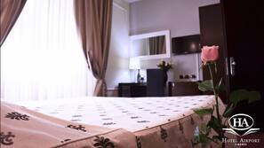Minibar, una cassaforte in camera, una scrivania, ferro/asse da stiro