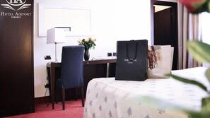 Minibar, una cassaforte in camera, una scrivania, ferro/asse da stiro