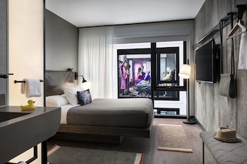 Moxy Chicago Downtown