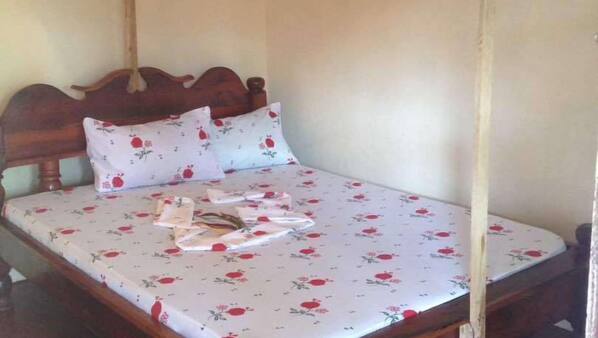 Desk, iron/ironing board, free WiFi, linens