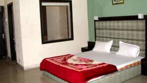 Premium bedding, desk, free WiFi