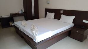 Premium bedding, desk, free WiFi