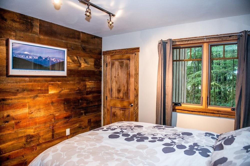 The Knotty Lodge, Luxury Mountain Retreat, Glacier WA, Mt. Baker, WiFi, Hot Tub in Deming Best