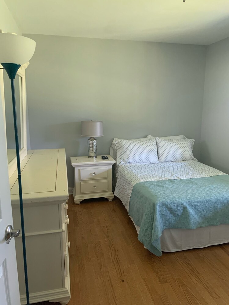 Shores, Rhode Island Summer Rental, Great Waterviews, Walk To