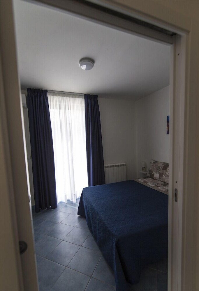 https://images.trvl-media.com/hotels/24000000/23380000/23378400/23378311/7c55afc6_z.jpg