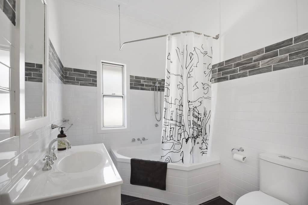 The Lighthouse - 3 Bedroom Comfort and Style in a Quiet Location