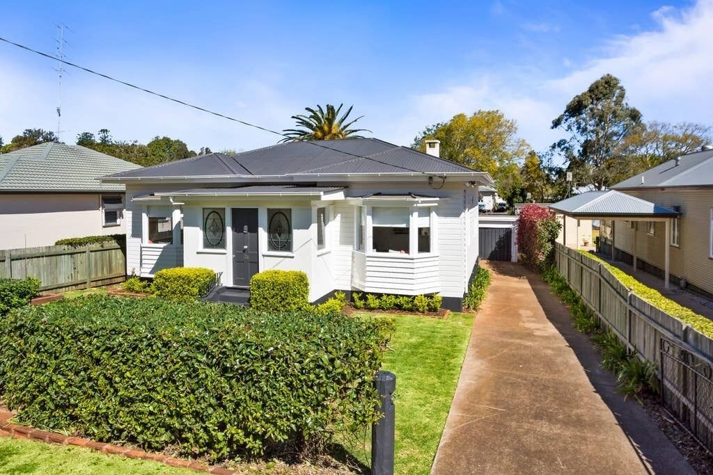 The Lighthouse - 3 Bedroom Comfort and Style in a Quiet Location