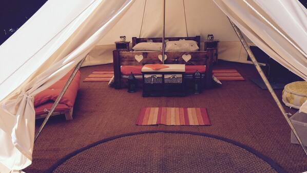 Free minibar, WiFi, linens