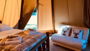 Free minibar, WiFi, linens