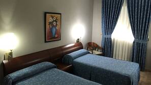 Escritorio, cortinas opacas, wifi gratis