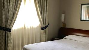 Escritorio, cortinas opacas, wifi gratis