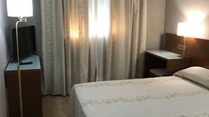 Escritorio, cortinas opacas, wifi gratis