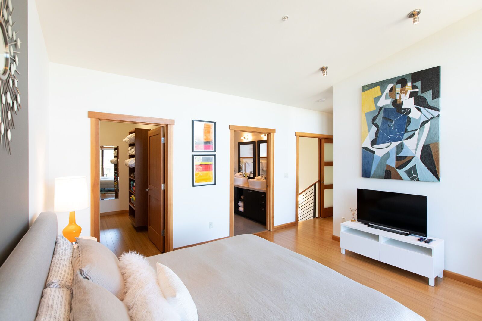 Luxury Loft, Roof Top Hot Tub, A/c, Downtown, River Views in Hood River, United States