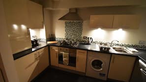 Full-sized fridge, microwave, oven, hob
