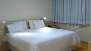 Frigobar, escrivaninha, cortinas blackout, ferros/tábuas de passar roupa
