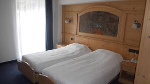 Zimmersafe, Schreibtisch, Babybetten, kostenloses WLAN