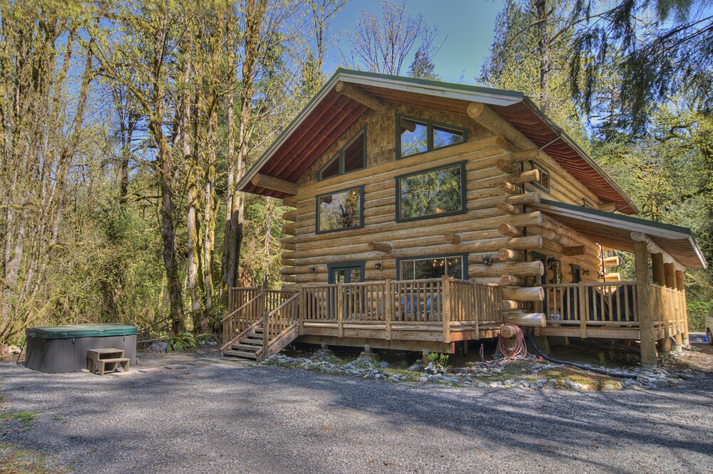 Tall Timbers Lodge Two Bedroom Cabin With Hot Tub In Gold Bar