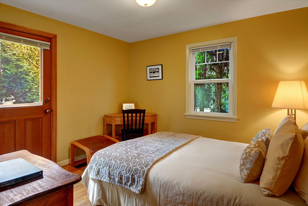 Husky Hideaway Two Bedroom Home With Fireplace Seattle - 