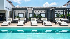 Piscine extérieure, cabanons gratuits, parasols de plage
