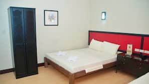 Desk, iron/ironing board, rollaway beds, free WiFi