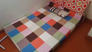 4 bedrooms, desk, rollaway beds, free WiFi