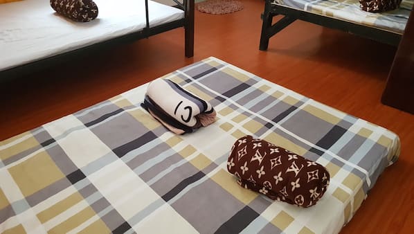 4 bedrooms, desk, rollaway beds, free WiFi