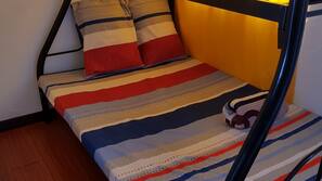 4 bedrooms, desk, rollaway beds, free WiFi