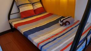 4 bedrooms, desk, rollaway beds, free WiFi