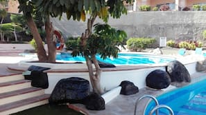 Una piscina al aire libre