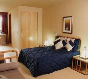 Minibar, desk, free WiFi, bed sheets