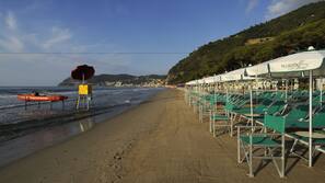 Spiaggia privata, lettini da mare, ombrelloni