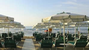 Spiaggia privata, lettini da mare, ombrelloni
