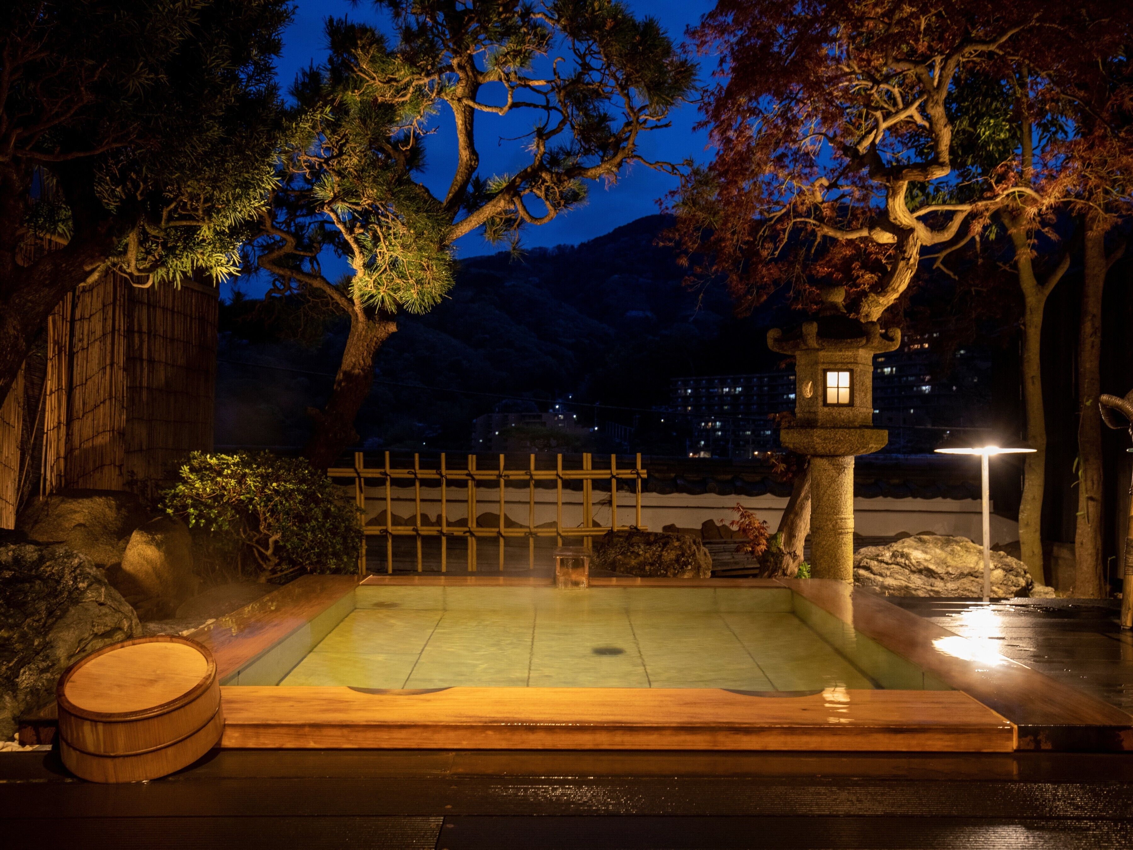 可憐な梅が咲き誇る湯河原で、ほんのり春の気配を感じる旅