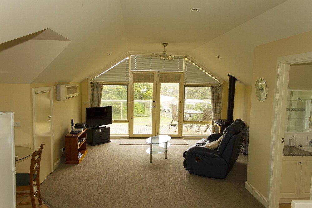 Logans Beach House and Apartments