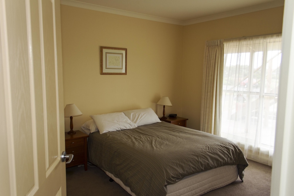 Logans Beach House and Apartments