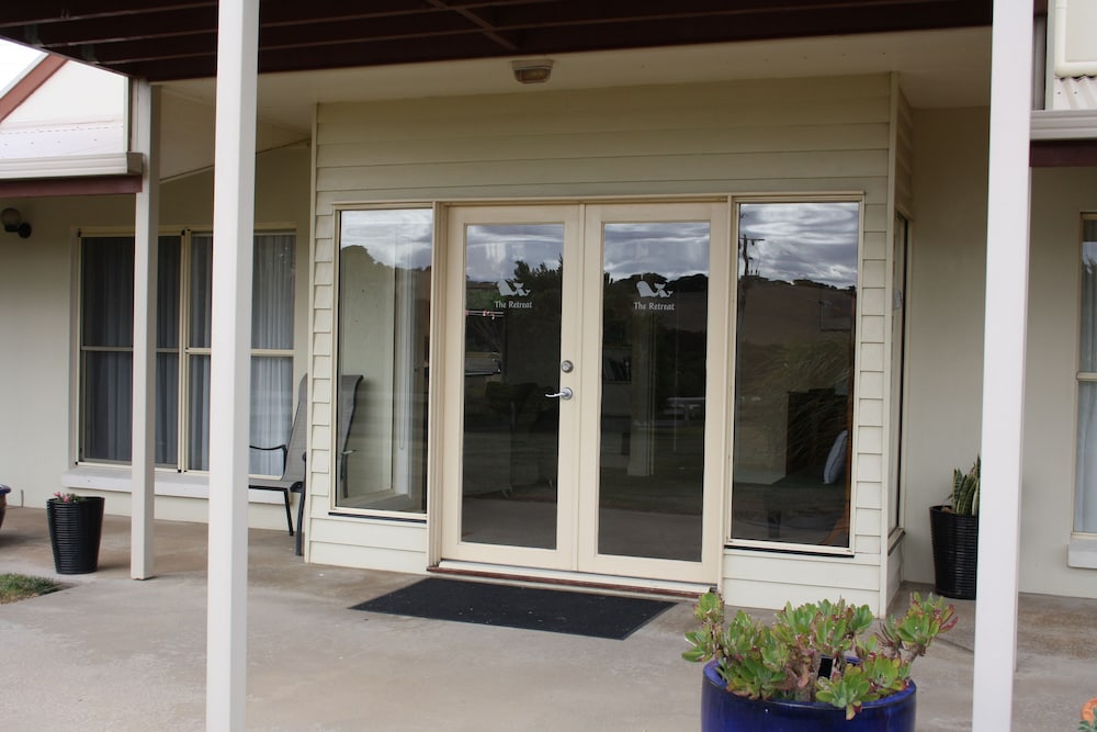 Logans Beach House and Apartments