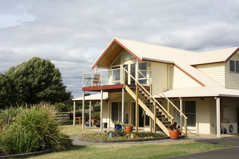 Logans Beach House and Apartments