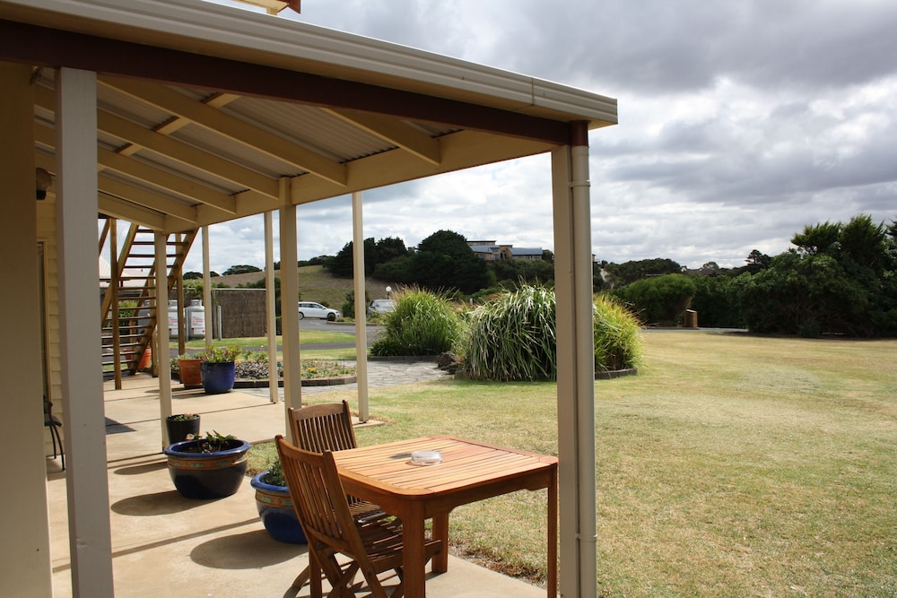 Logans Beach House and Apartments
