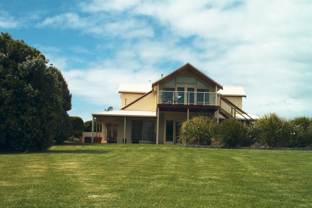 Logans Beach House and Apartments