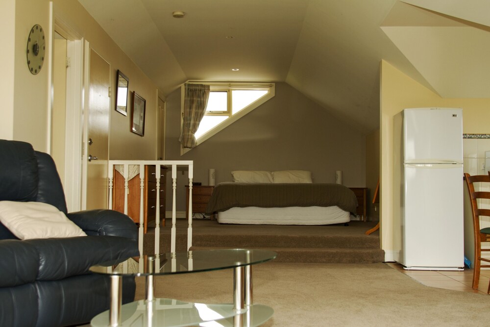 Logans Beach House and Apartments